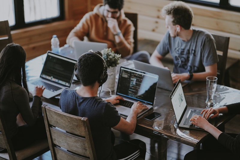 Professionelles Drehbesteck im Studio von Fymdomnyn Media